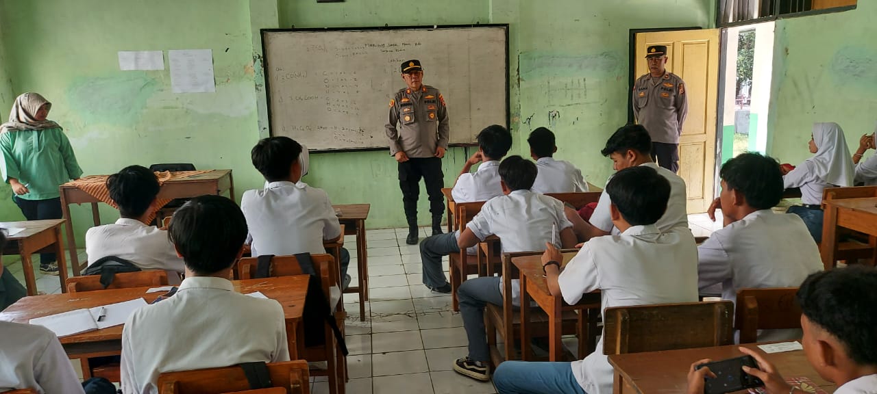 Polri Peduli Generasi Bangsa, Kapolsek Talun Berikan Penyuluhan Kepada Pelajar SMK