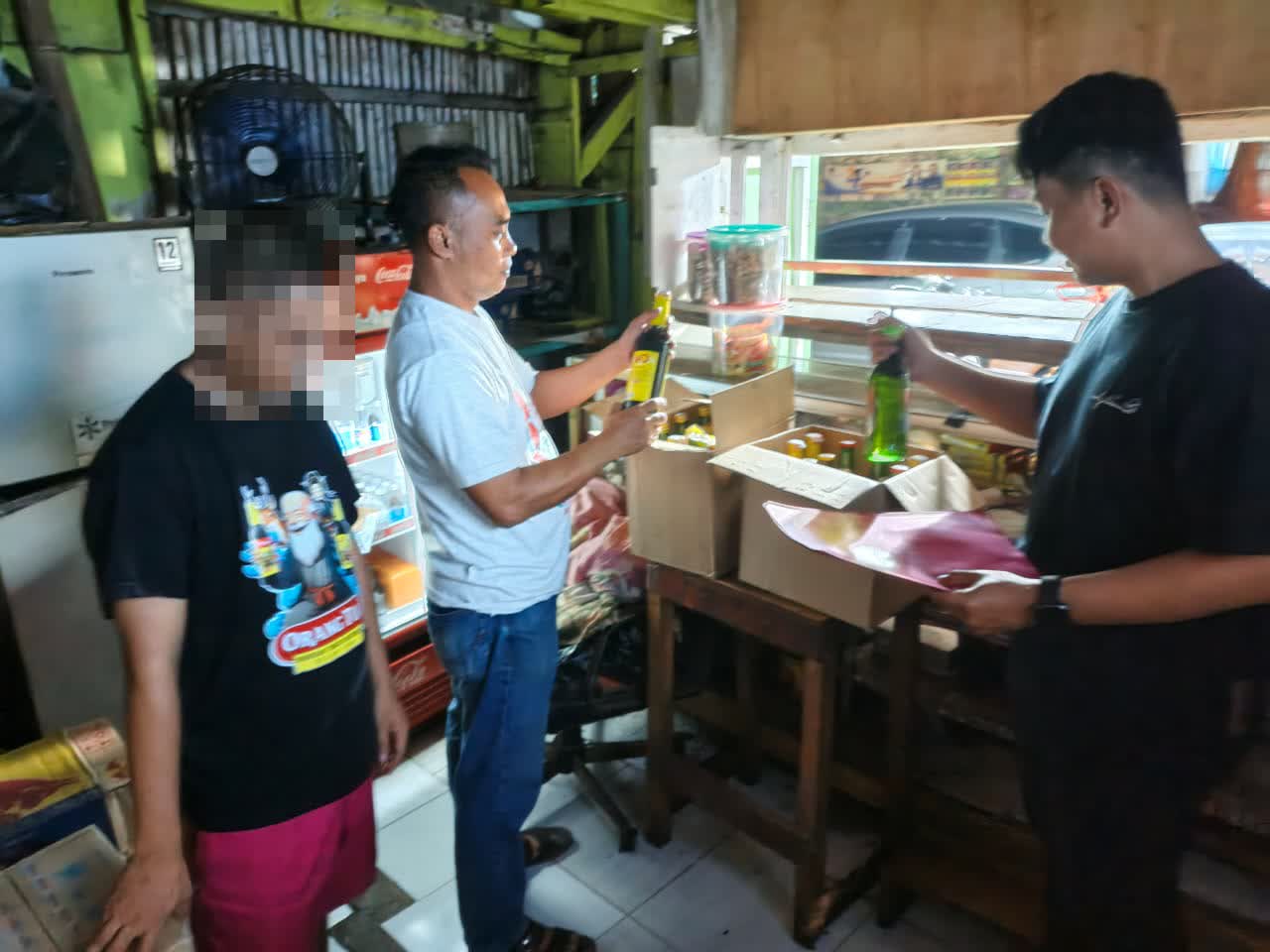 Satresnarkoba Polres Cirebon Kota Datangi Warung di Panjunan, Puluhan Miras Ilegal Disita