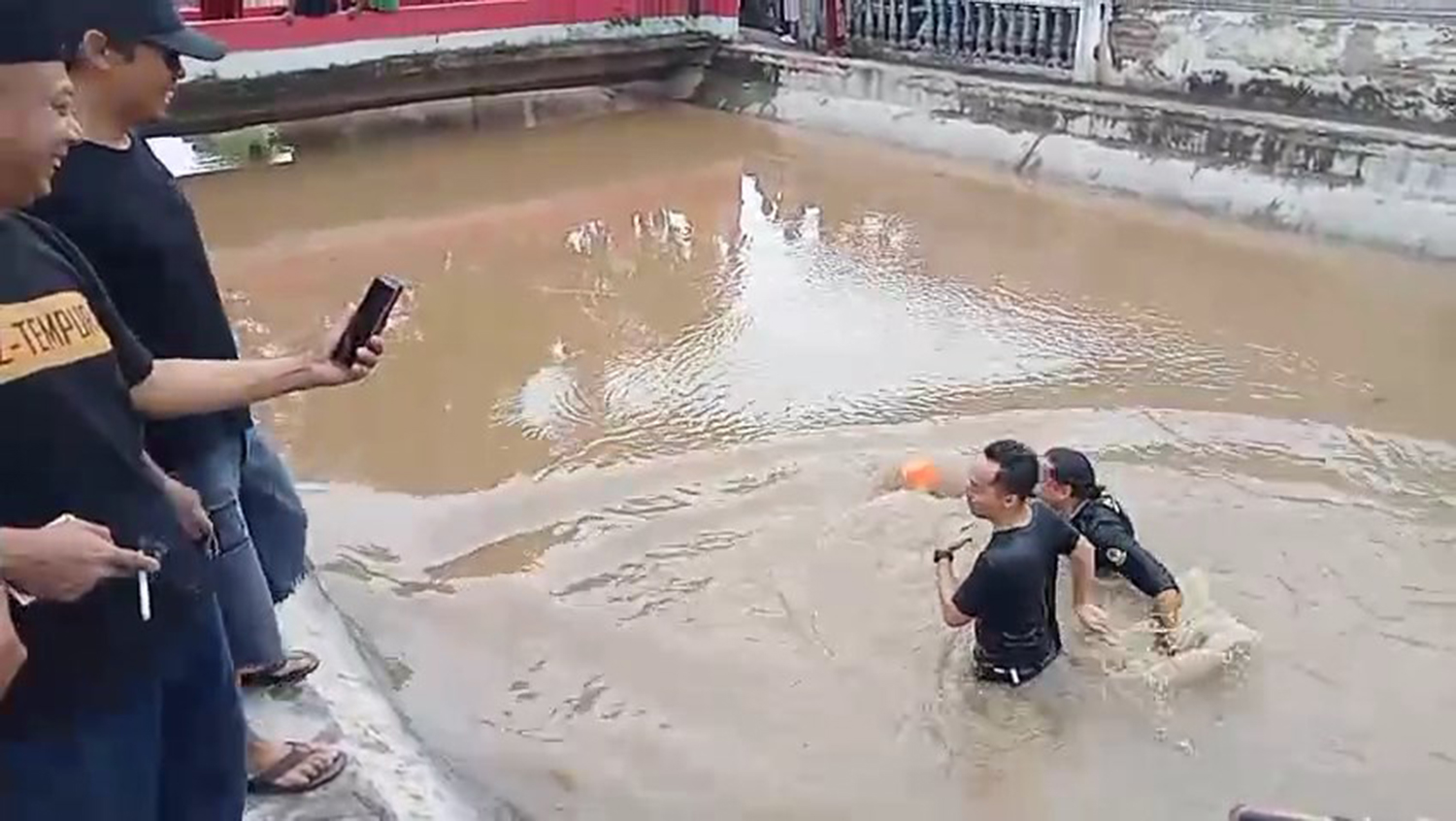 Datang ke Lokasi Demo Jalan Rusak, Wakil Ketua Dewan Kabupaten Cirebon Dijeburin ke Sungai