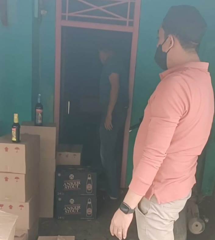 Jelang Lebaran, Polresta Cirebon Gelar Razia Miras, Ratusan Botol Berhasil Diamankan 