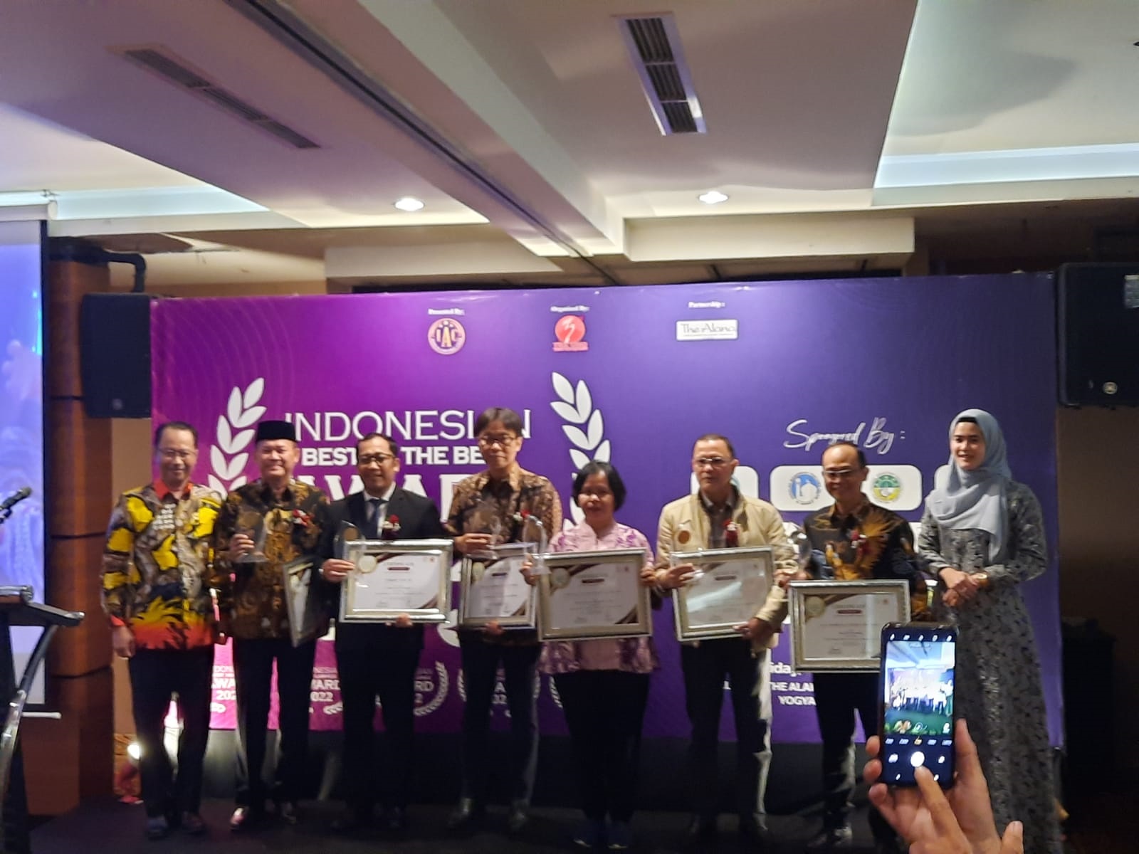 RSUD Arjawinangun Raih Penghargaan Dalam Ajang Indonesian Best of The Best Award 2022