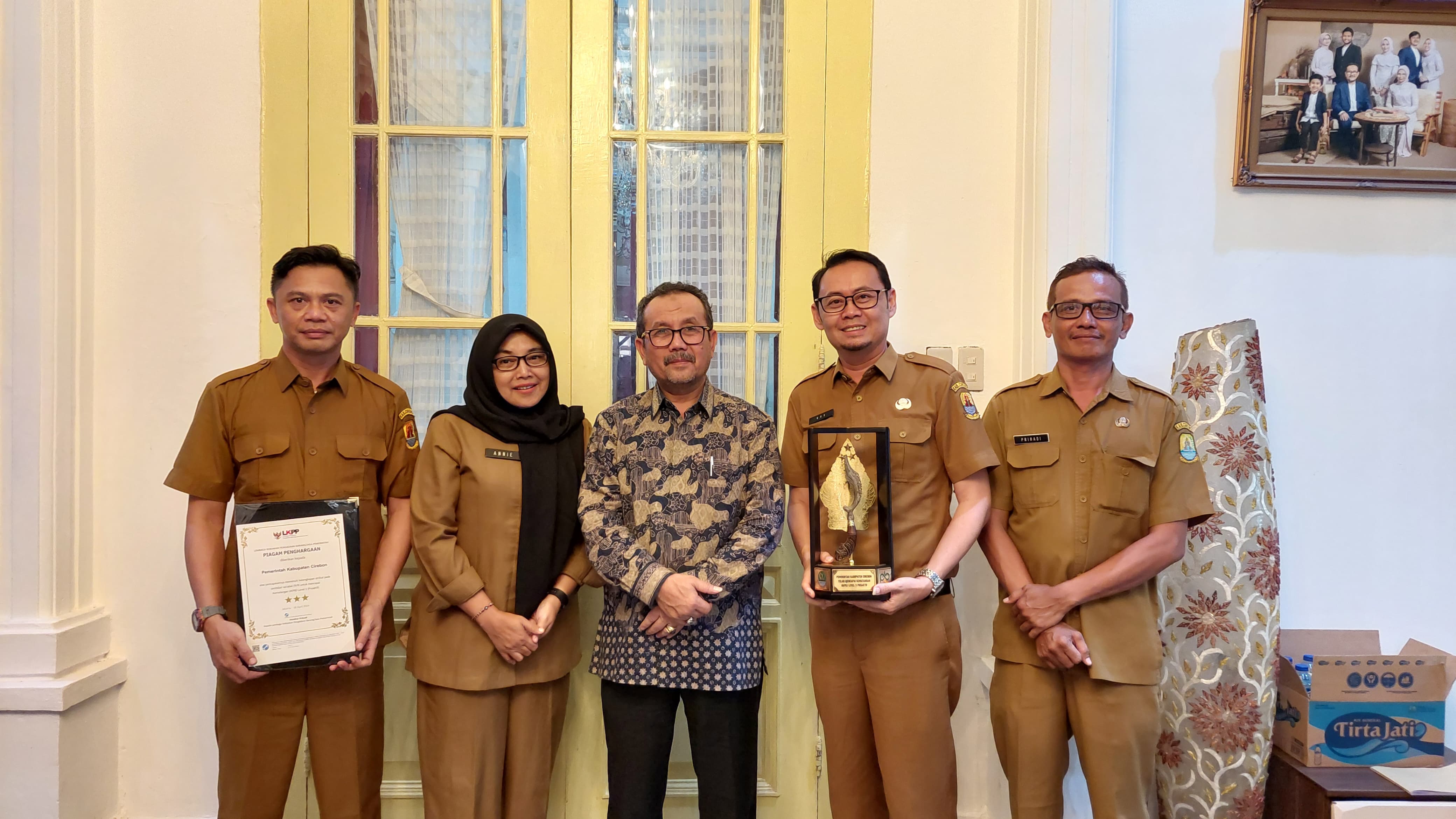 Mantap! Pemkab Cirebon Sabet Penghargaan Prestasi Level Tiga Bidang UKPBJ 