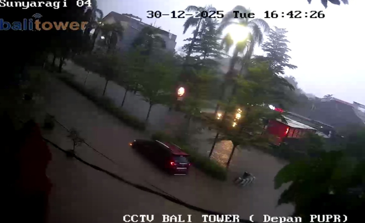 Banjir Rendam Jl Terusan Pemuda Cirebon, Pengendara Diminta Putar Arah