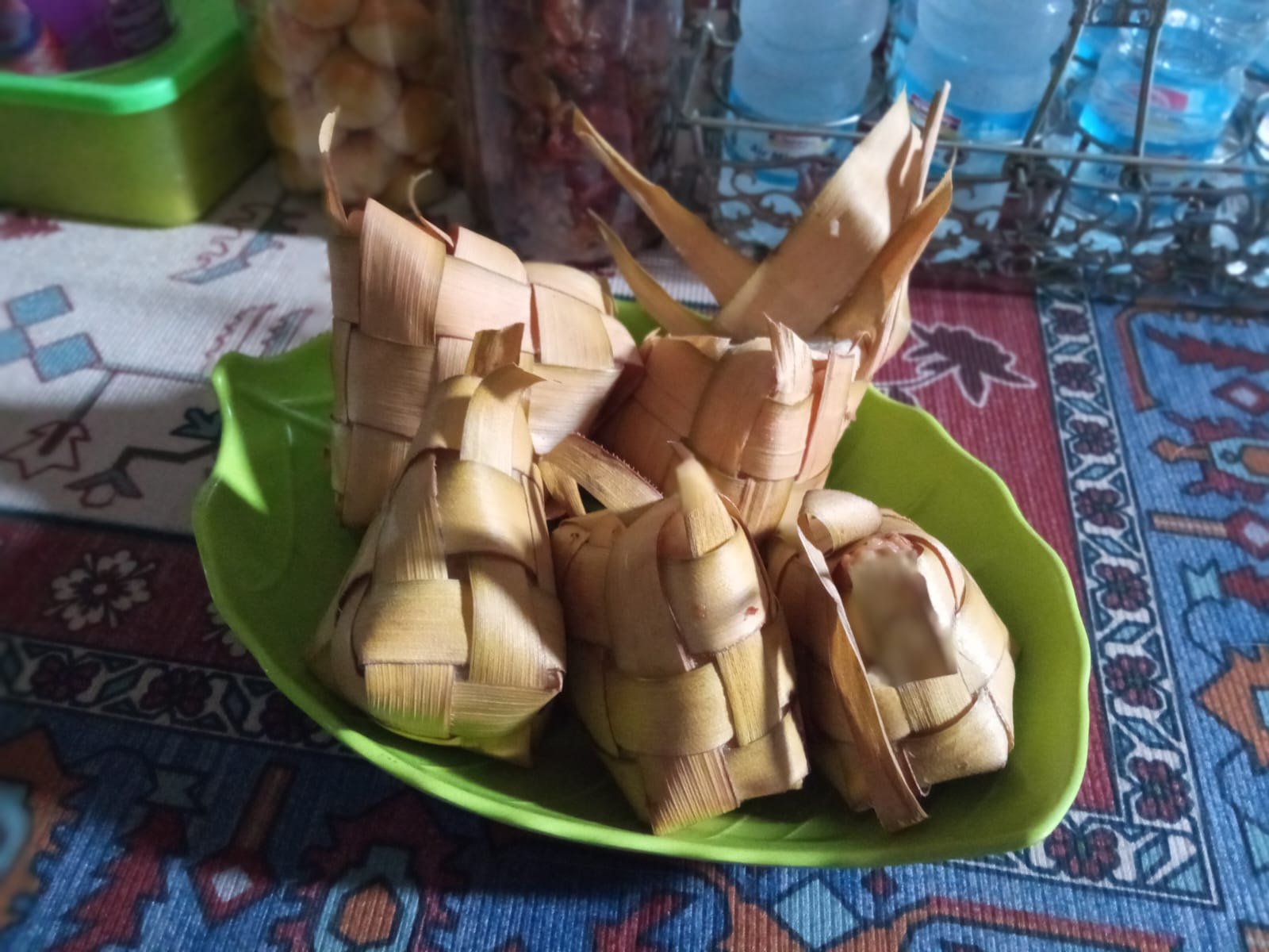 Perbandingan Memasak Ketupat Lebaran Pakai Presto atau Digodok Lama, Ini Kata Emak-emak