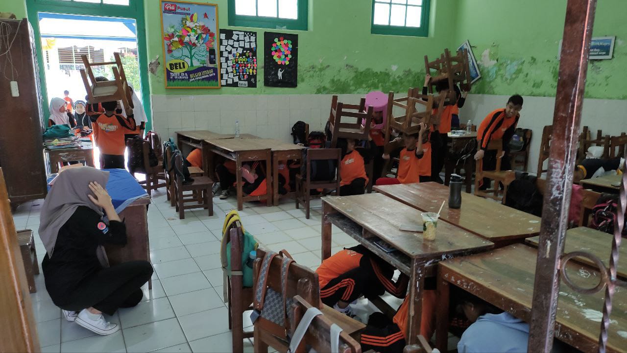 Siswa Sekolah Dasar Diberi Edukasi dan Simulasi Gempa, Andi: Tanamkan Kesiapsiagaan Bencana Sejak Dini