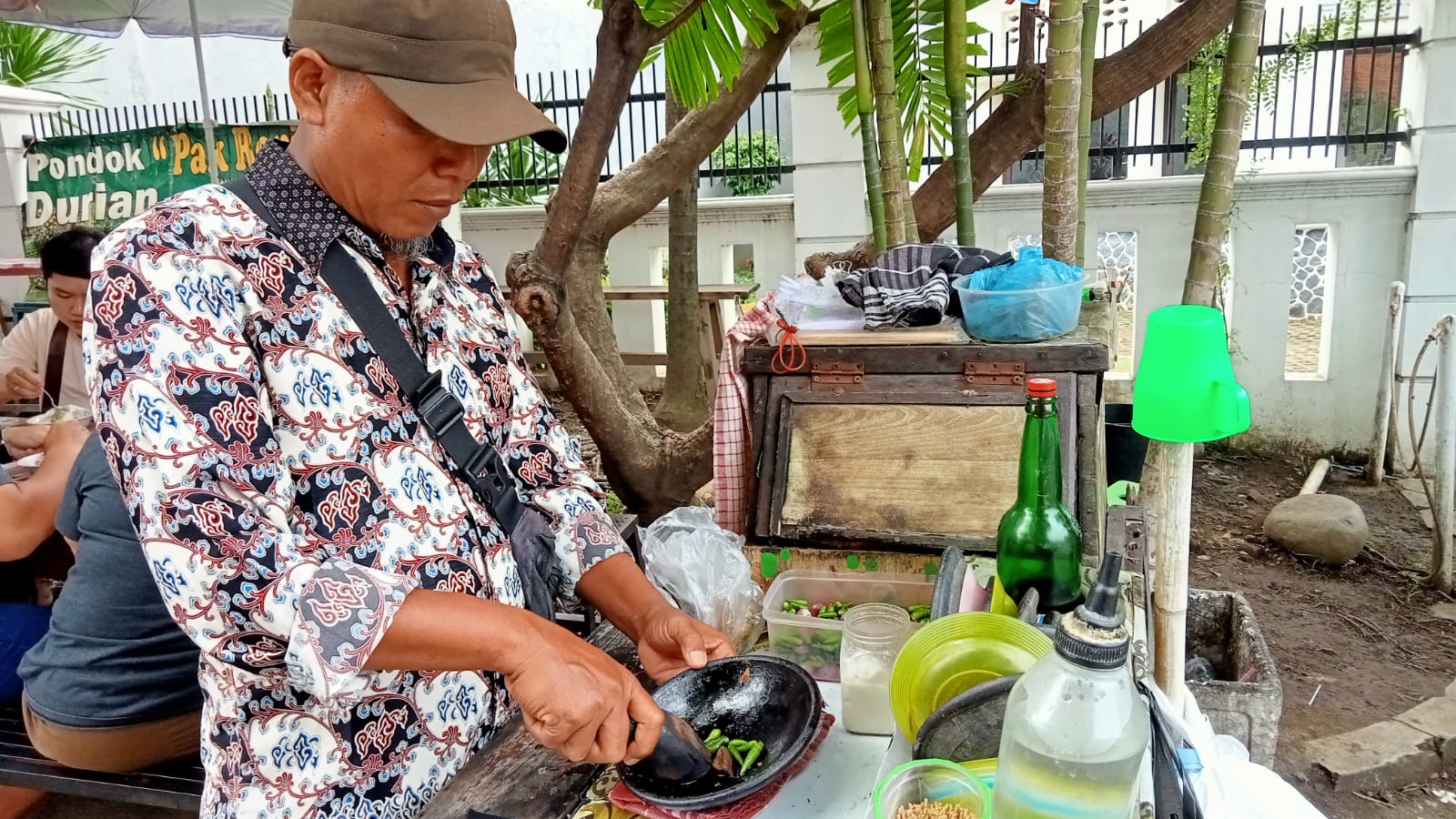 Pedagang Tahu Gejrot Keluhkan Mahalnya Harga Cabai dan Bawang 