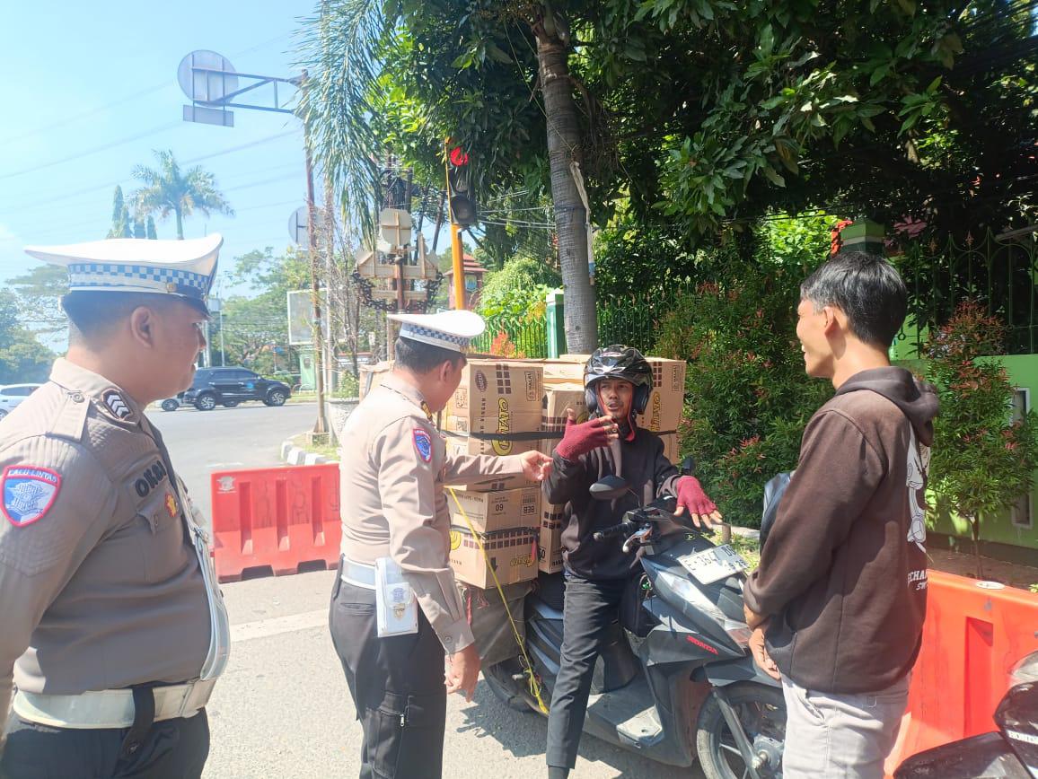Ingin Warga Tertib Berlalu Lintas, Kapolresta Cirebon Pimpin Langsung Patroli Public Address 