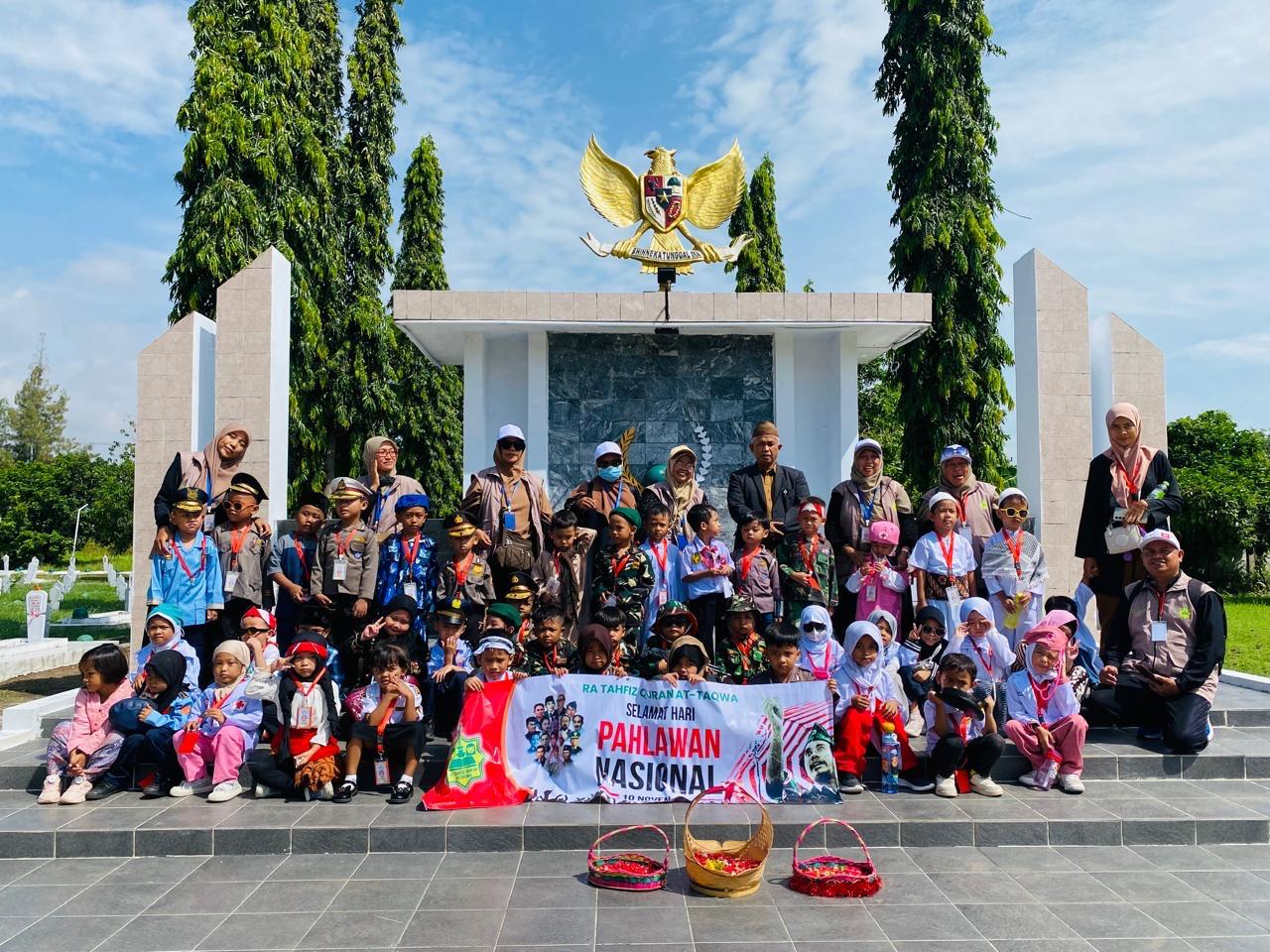 RA Tahfiz Quran Attaqwa  Peringati Hari Pahlawan dengan Tabur Bunga ke TMP Kesenden