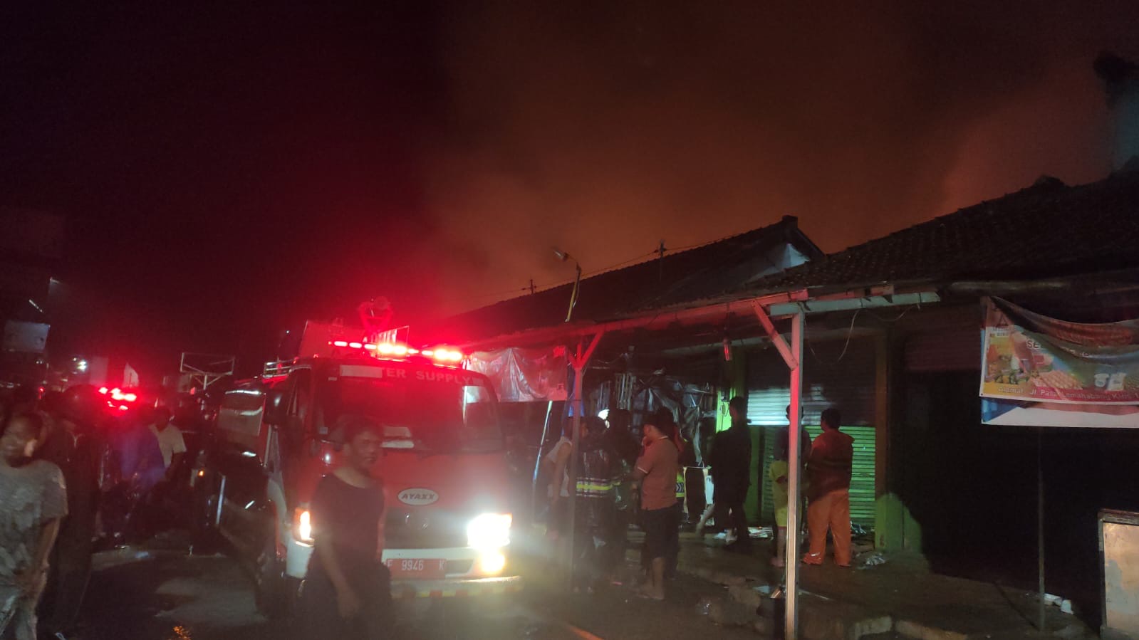 Meski Diguyur Hujan, Pasar Lemahabang Kebakaran