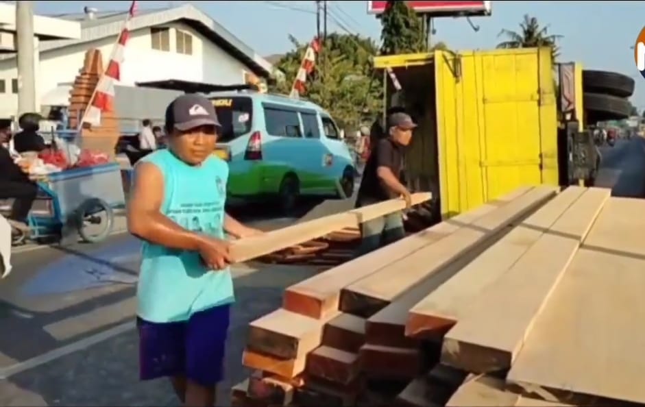 Truk Terguling di Mundu Cirebon, Diduga Sopir Mengantuk