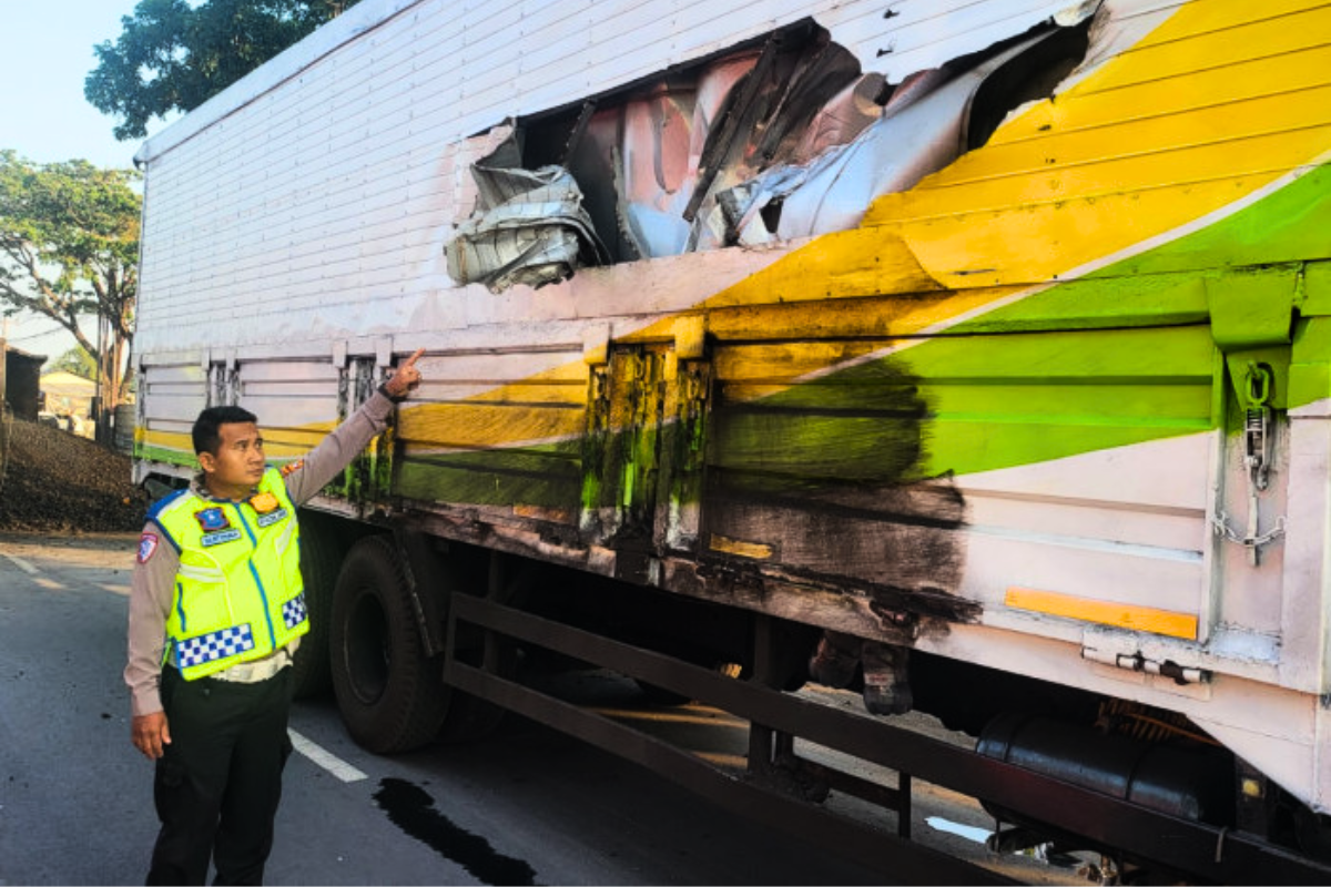 Dump Truck Oleng Tabrak Median, Terguling dan Timpa Truk Wing Box di Jalur Cirebon-Losari