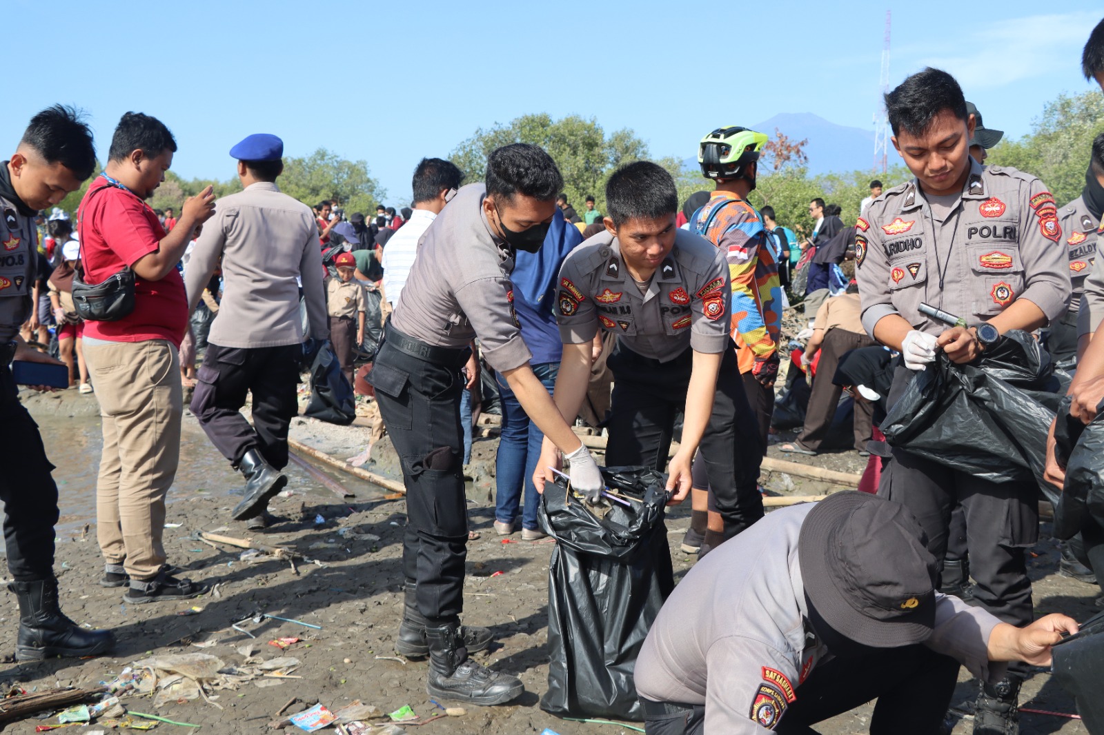 Bantu Bersihkan Pantai Kesenden, Ratusan Personil Polres Cirebon Kota Diterjunkan