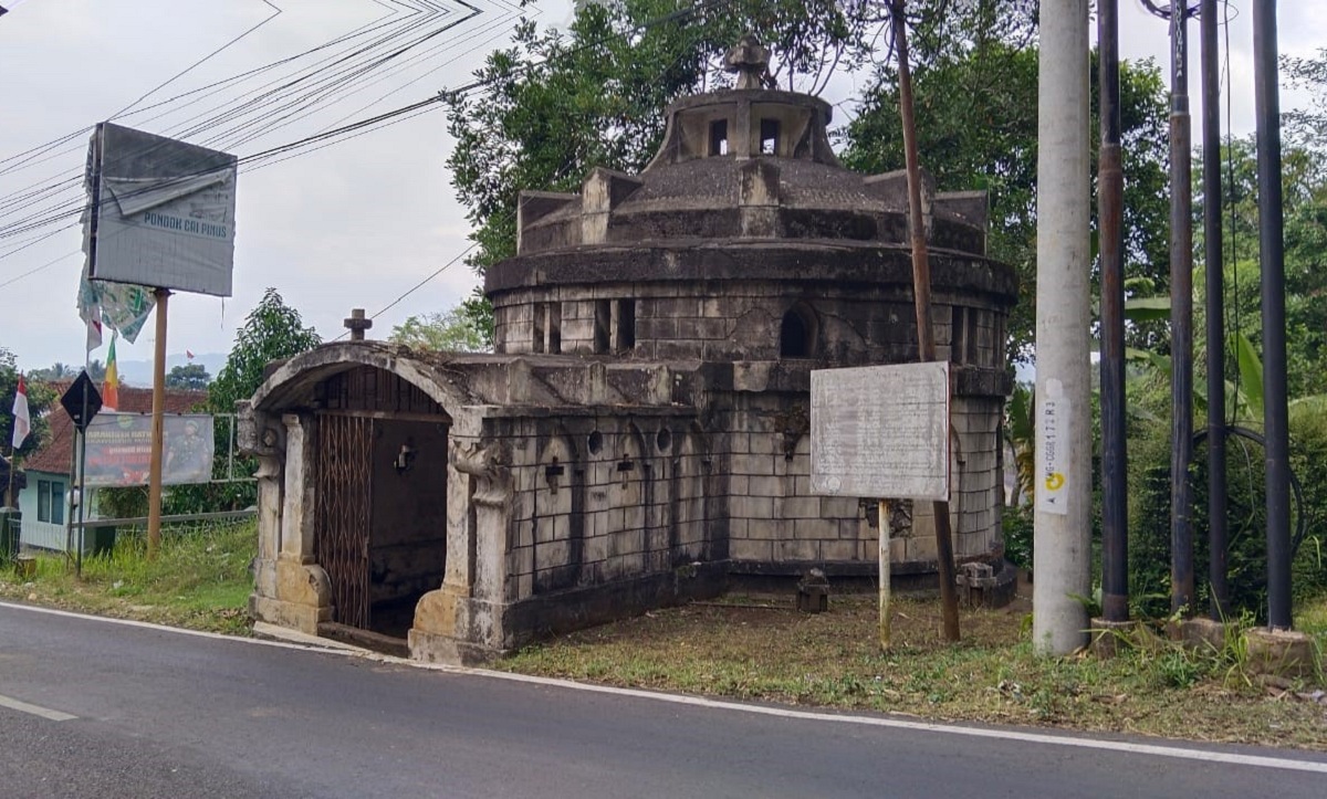 Bangunan Kuno di Tepi Jalan Cigugur – Palutungan Itu Ternyata Makam Van Beck 