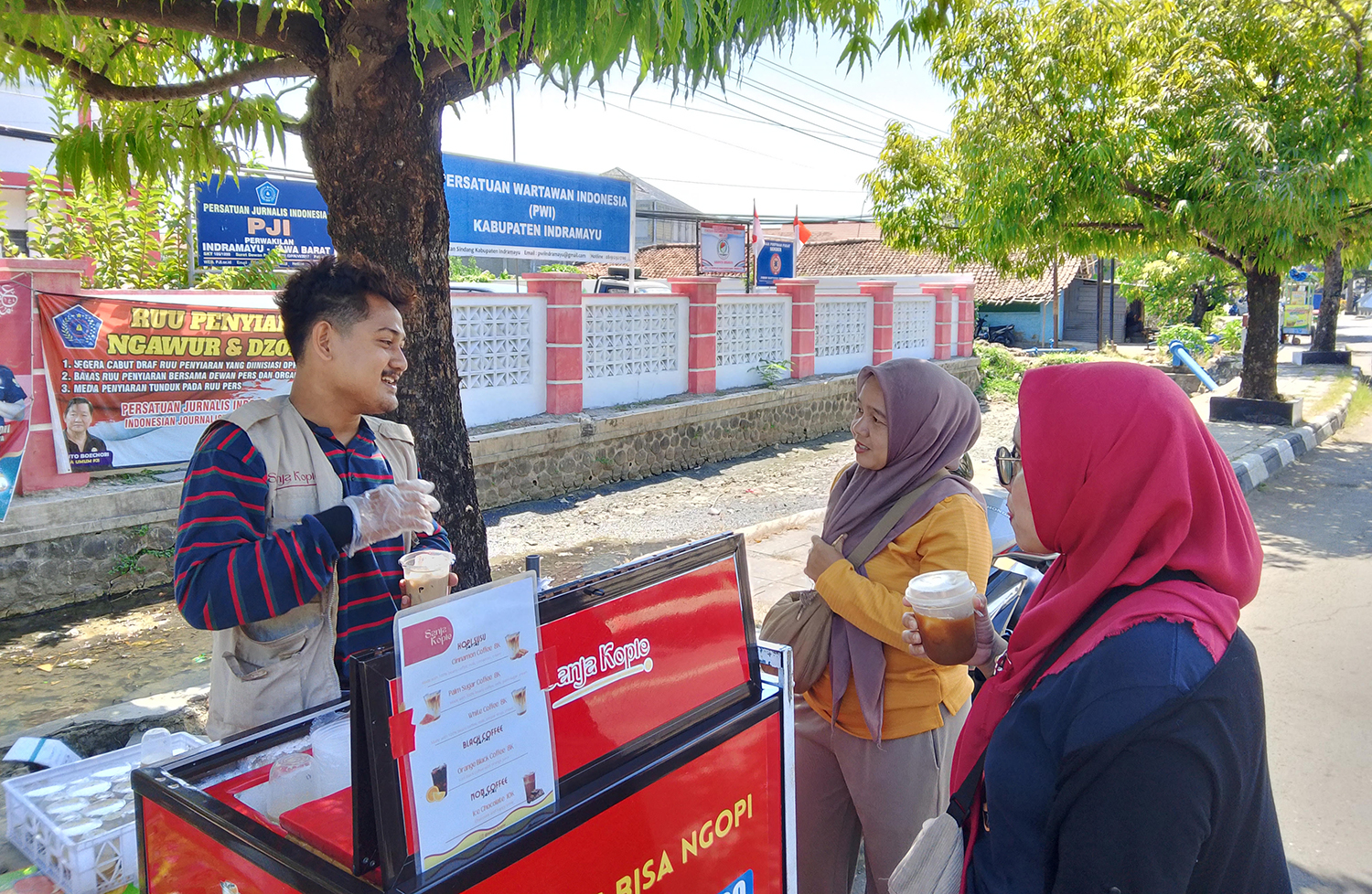 Penjual Kopi Keliling di Indramayu, Raup Omset Jutaan Rupiah Sehari