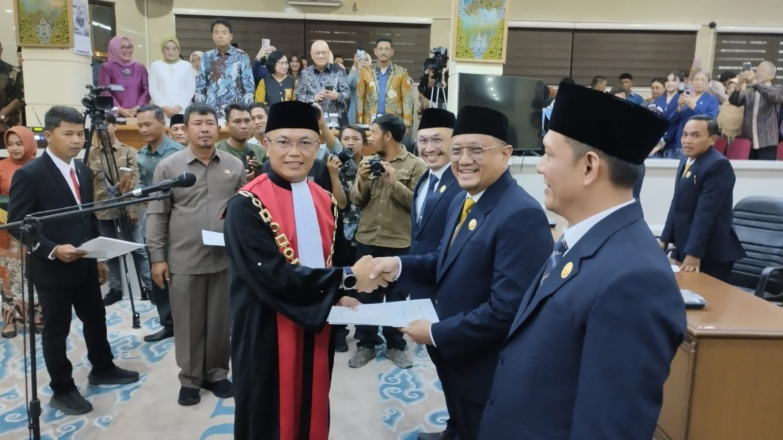 Pimpinan DPRD Kota Cirebon Resmi Dilantik