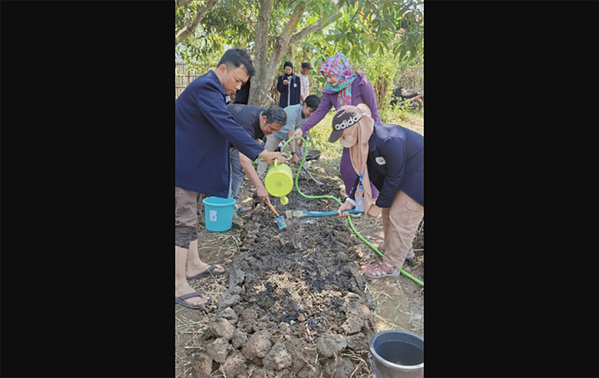 Mahasiswa KPM UI BBC dan KWT Desa Tuk Optimalkan Lahan Pertanian 