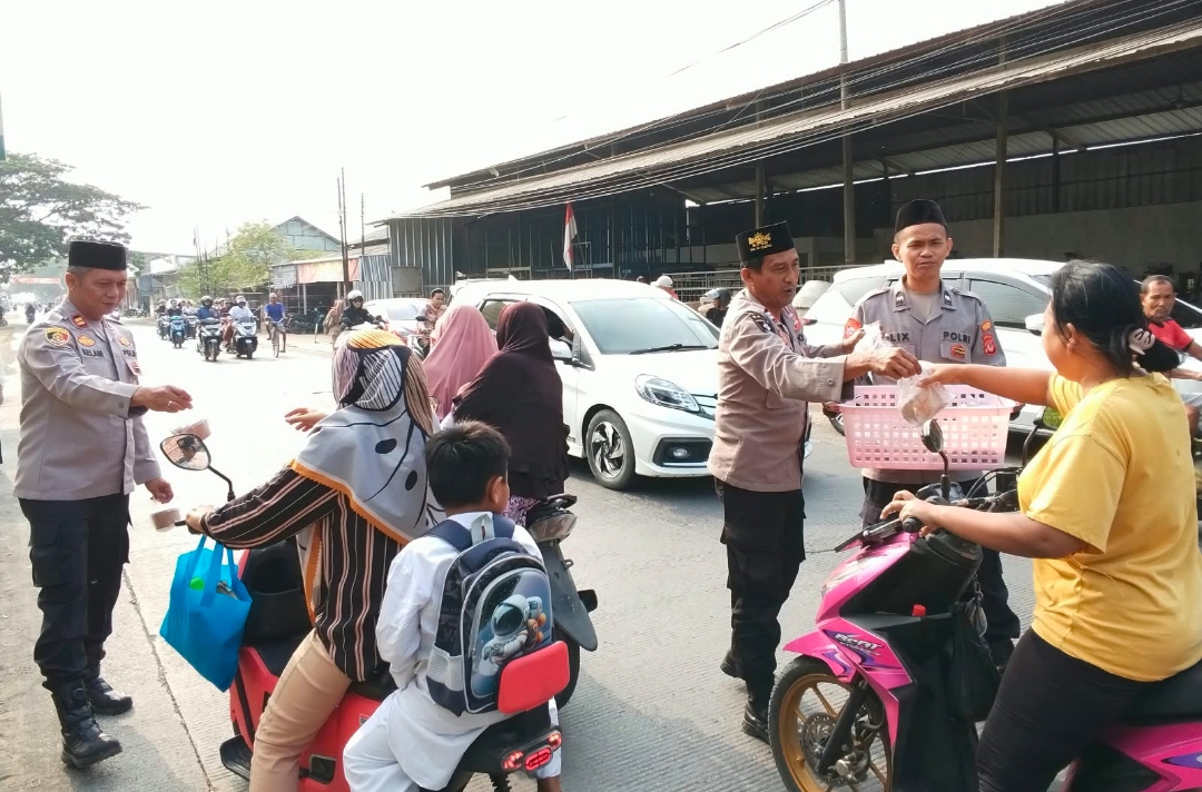 Jumat Berkah Polsek Pabuaran Sasar 100 Pengguna Jalan, Warga Diingatkan Tertib Lalu Lintas