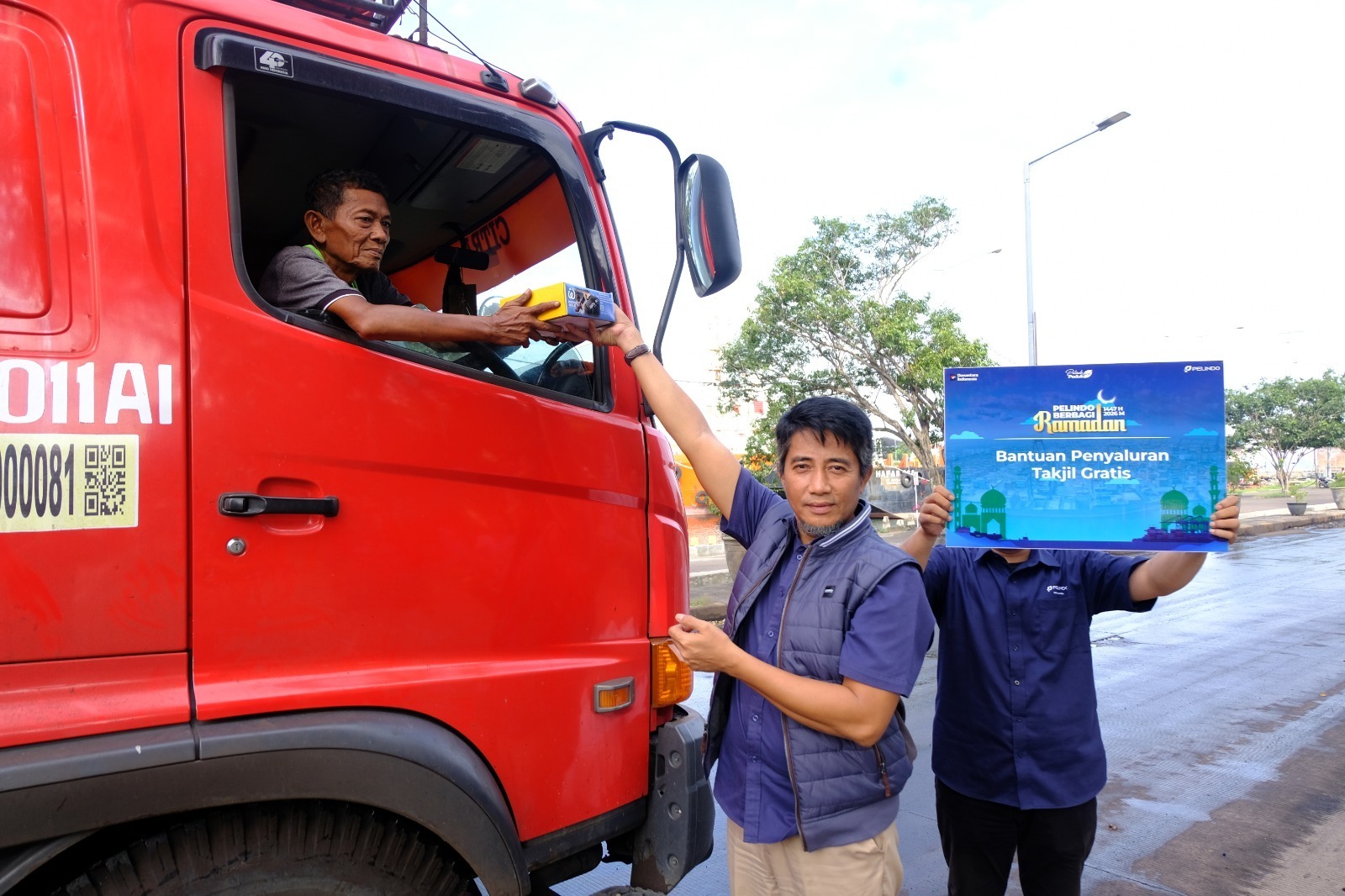 Pelindo Cirebon Bagikan Takjil Gratis dalam Program Pelindo Berbagi Ramadan 1447 H