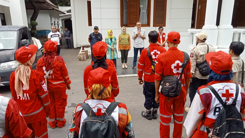 Peduli, Pj Wali Kota Lepas Relawan PMI dan Bantuan Logistik untuk Bantu Korban Banjir di Cirebon Timur