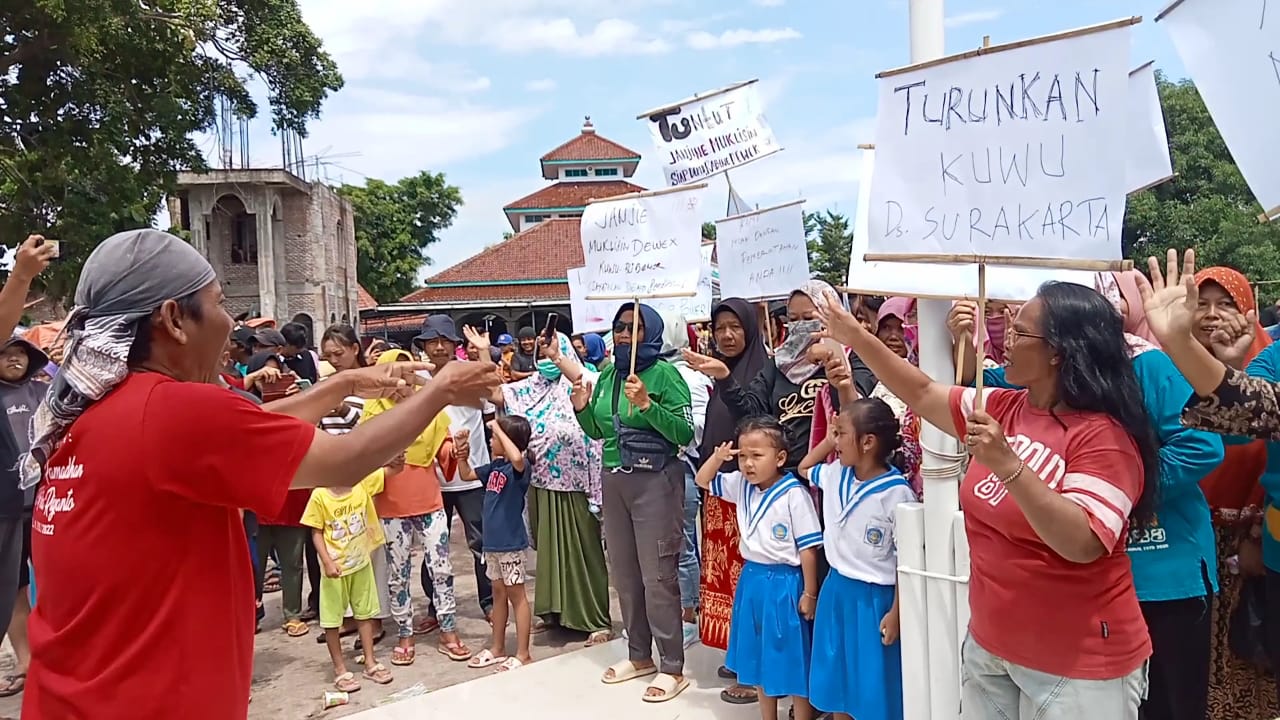 Kepung Kantor Desa, Warga Surakarta Cirebon Tuntut Kuwu Mundur