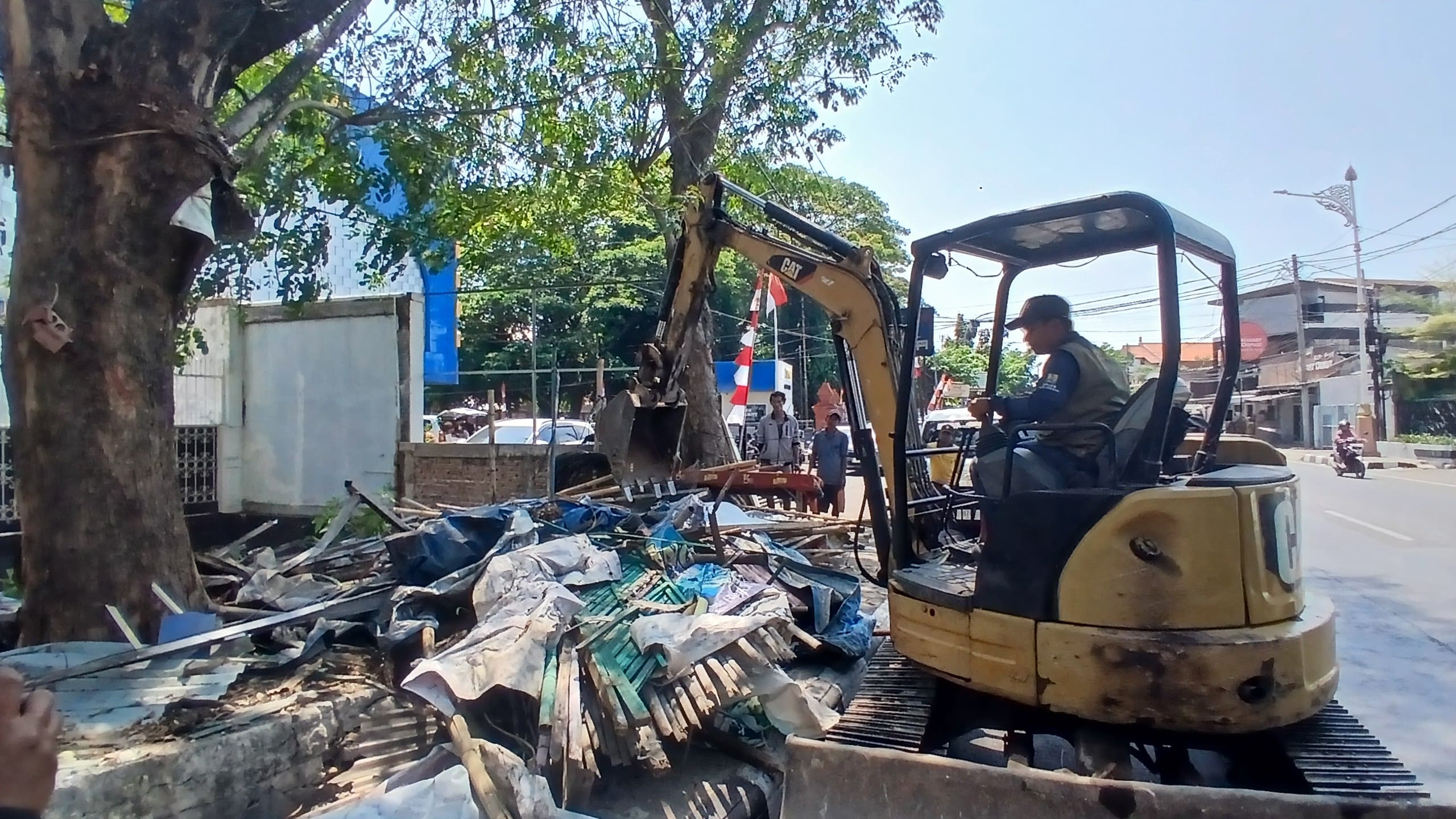Digusur setelah 30 Tahun Berjualan, Pedagang Kesambi Bingung Kehilangan Mata Pencaharian