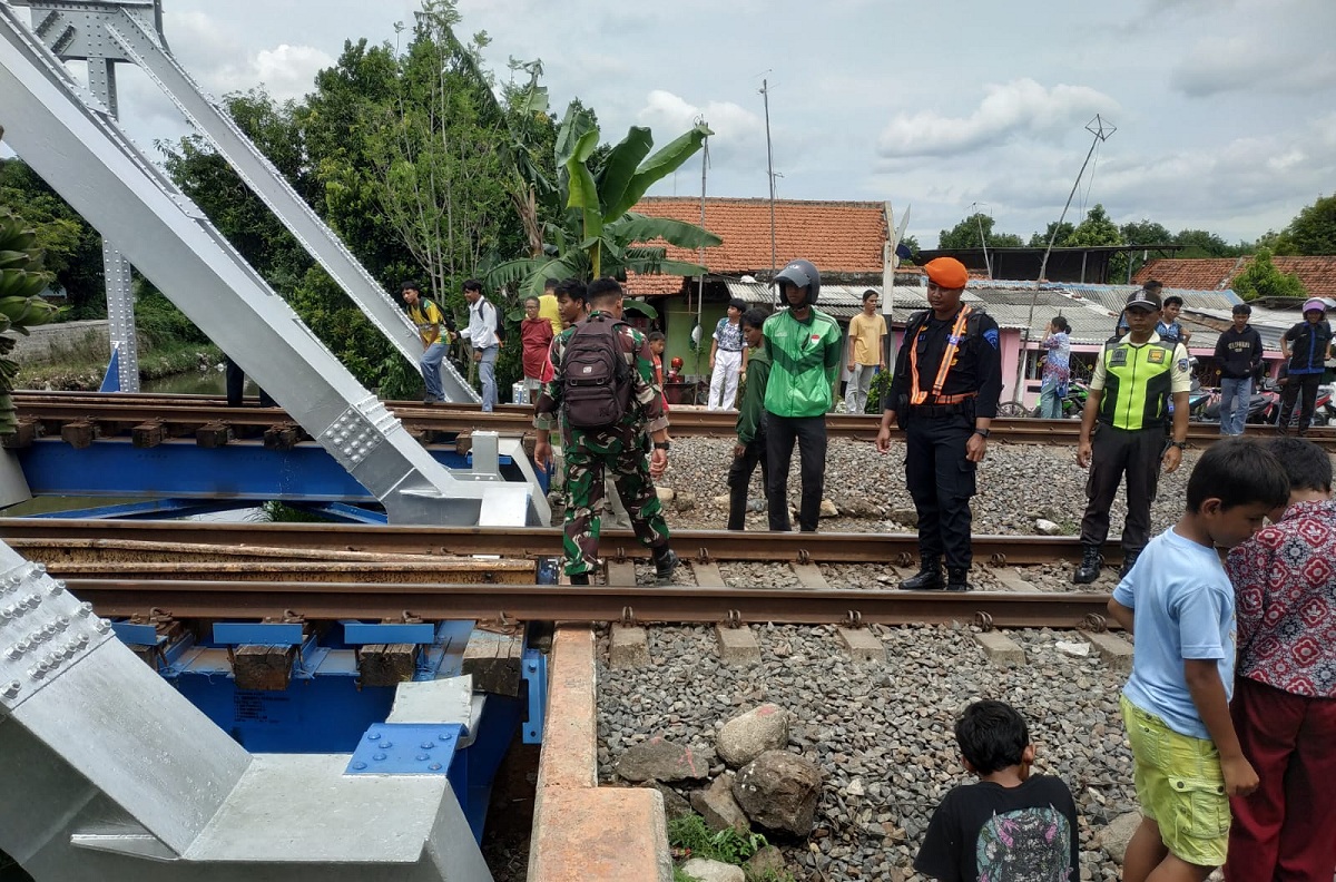 Pria Meninggal Tertemper Kereta Api di Cirebon Diduga Hendak Menyebrang Jembatan