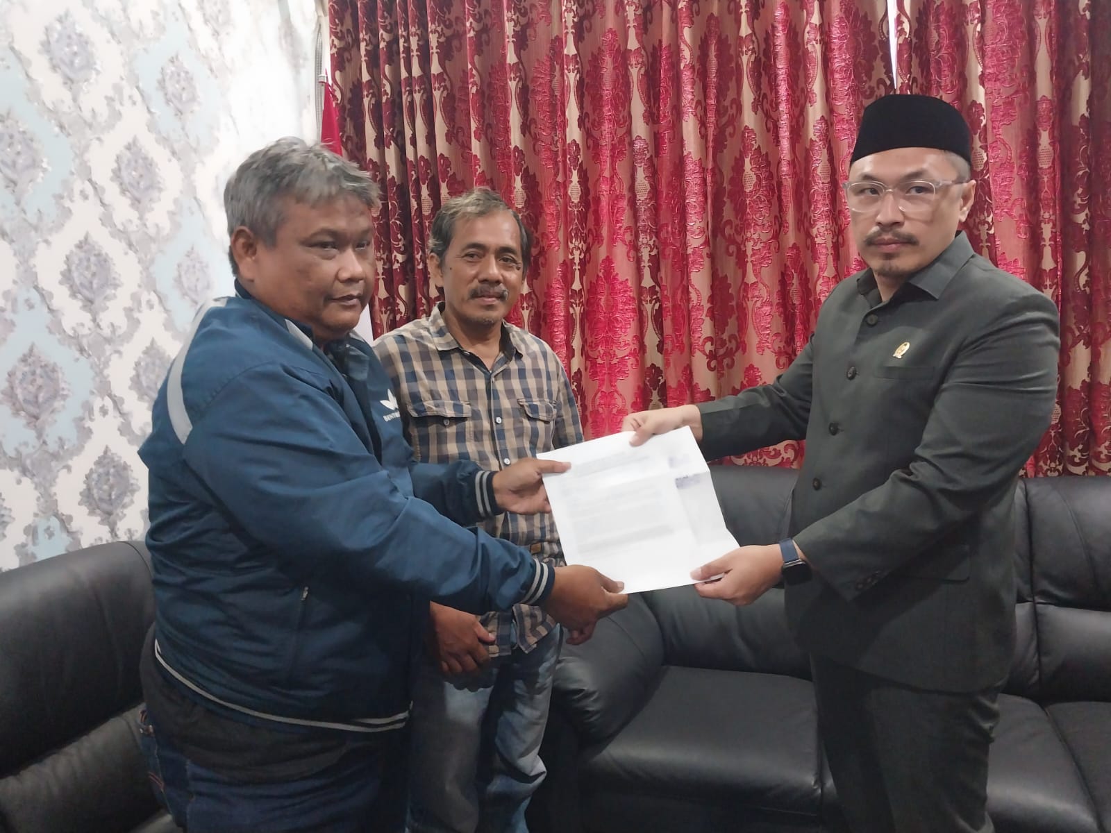 Warga RW 13 Kalijaga Minta Bantuan PDAM dan Aliran Gas Subsidi  ke DPRD 