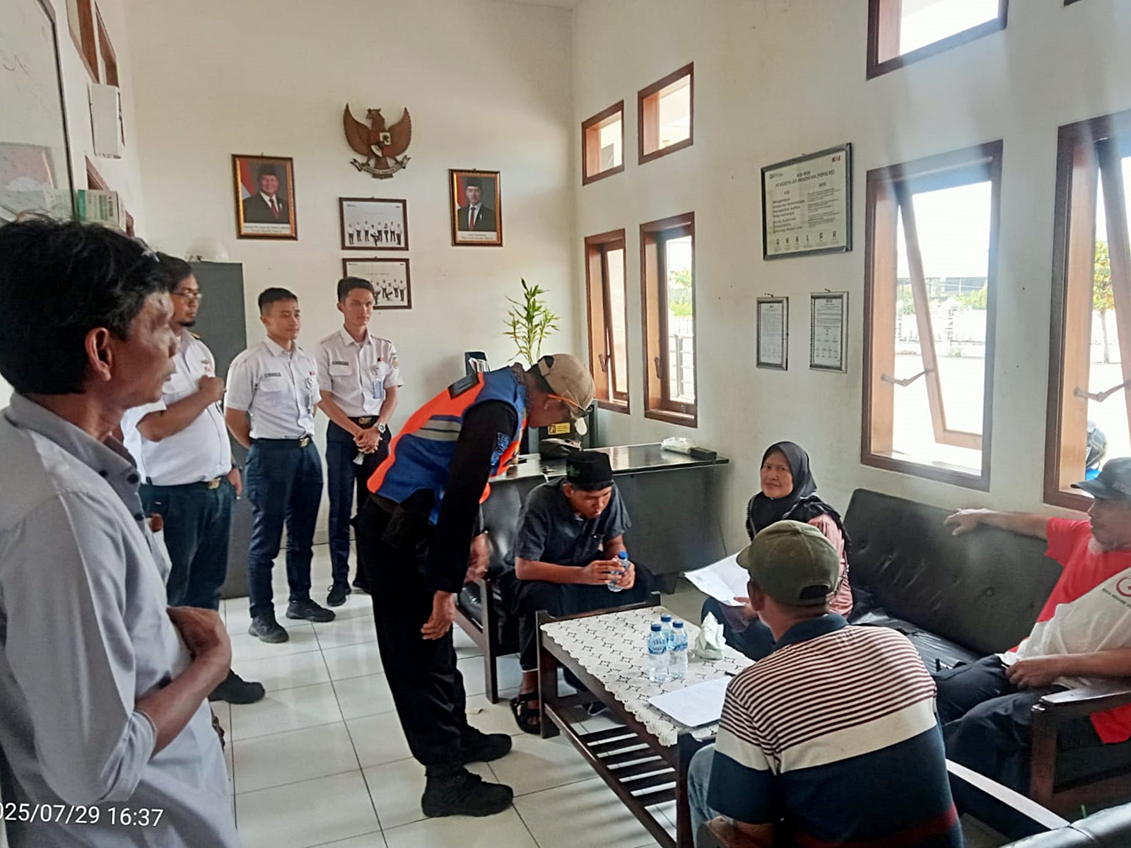 Pelaku Pelemparan KA Brawijaya Berhasil Diamankan oleh PT KAI Daop 3 Cirebon