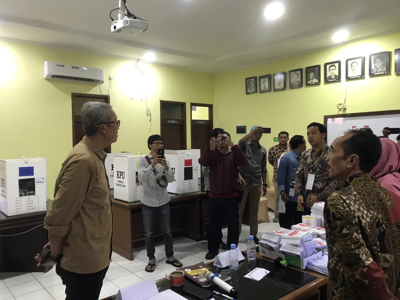 Ratusan Warga Salurkan Hak Pilih di TPS Lokasi Khusus 901 RSDGJ Kota Cirebon