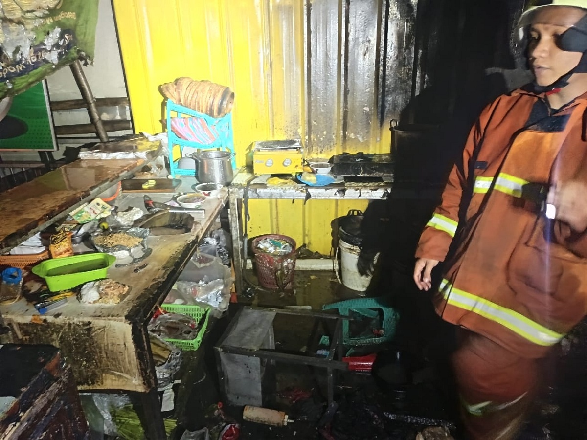 Dapur Ayam Geprek Kebakaran, Kurang dari 1 Jam Api Berhasil Dipadamkan