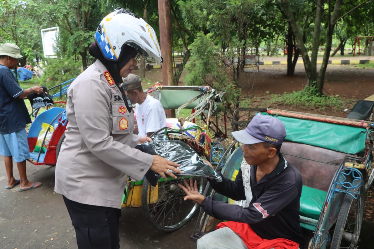 Polresta Cirebon Gelar Patroli Kamtibmas Kepada Para Abang Becak