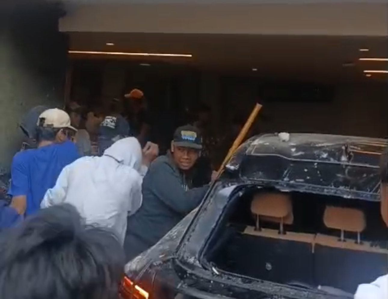 Rumah Ahmad Sahroni Digeruduk Massa, Mobil hingga Barang-barang Rusak