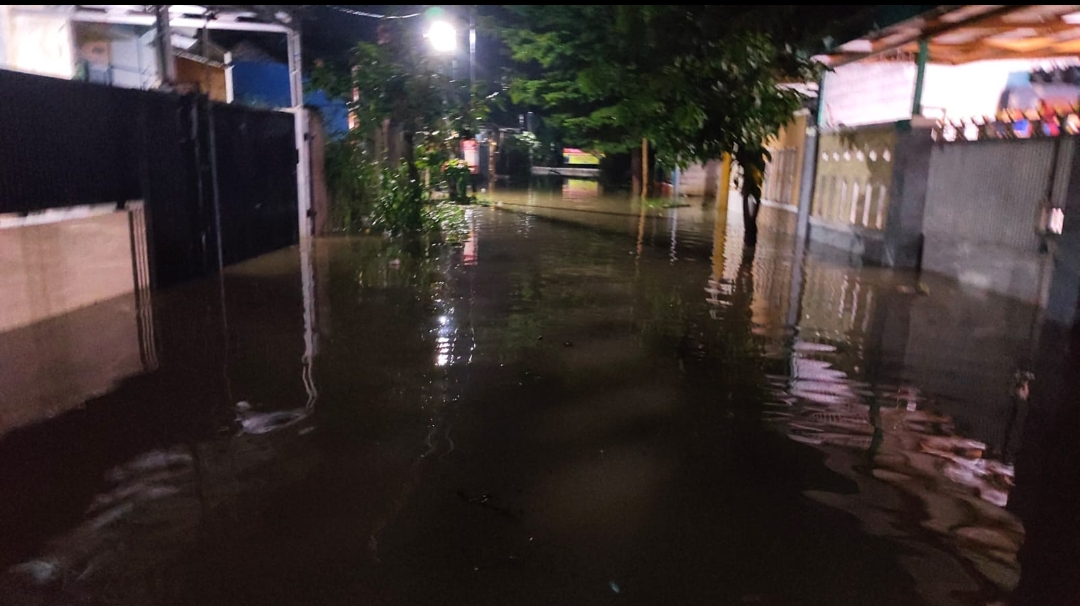 Hujan Deras, Banjir Terjang Perumahan Puri Indah Banjarwangunan Mundu