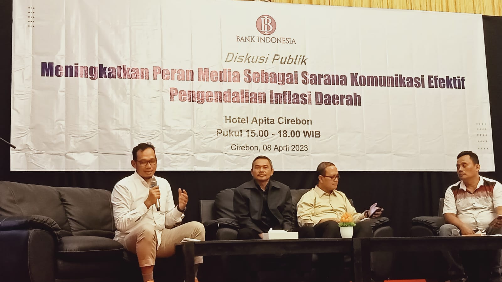 Diskusi Publik Bank Indonesia Cirebon: Media Sarana Komunikasi Pengendalian Inflasi Daerah