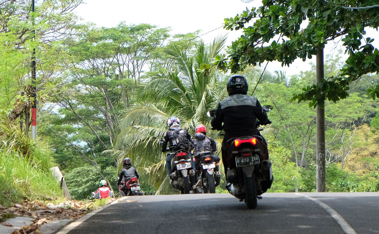 Tips Aman Berkendara Sepeda Motor Melewati Jalan Turunan Curam