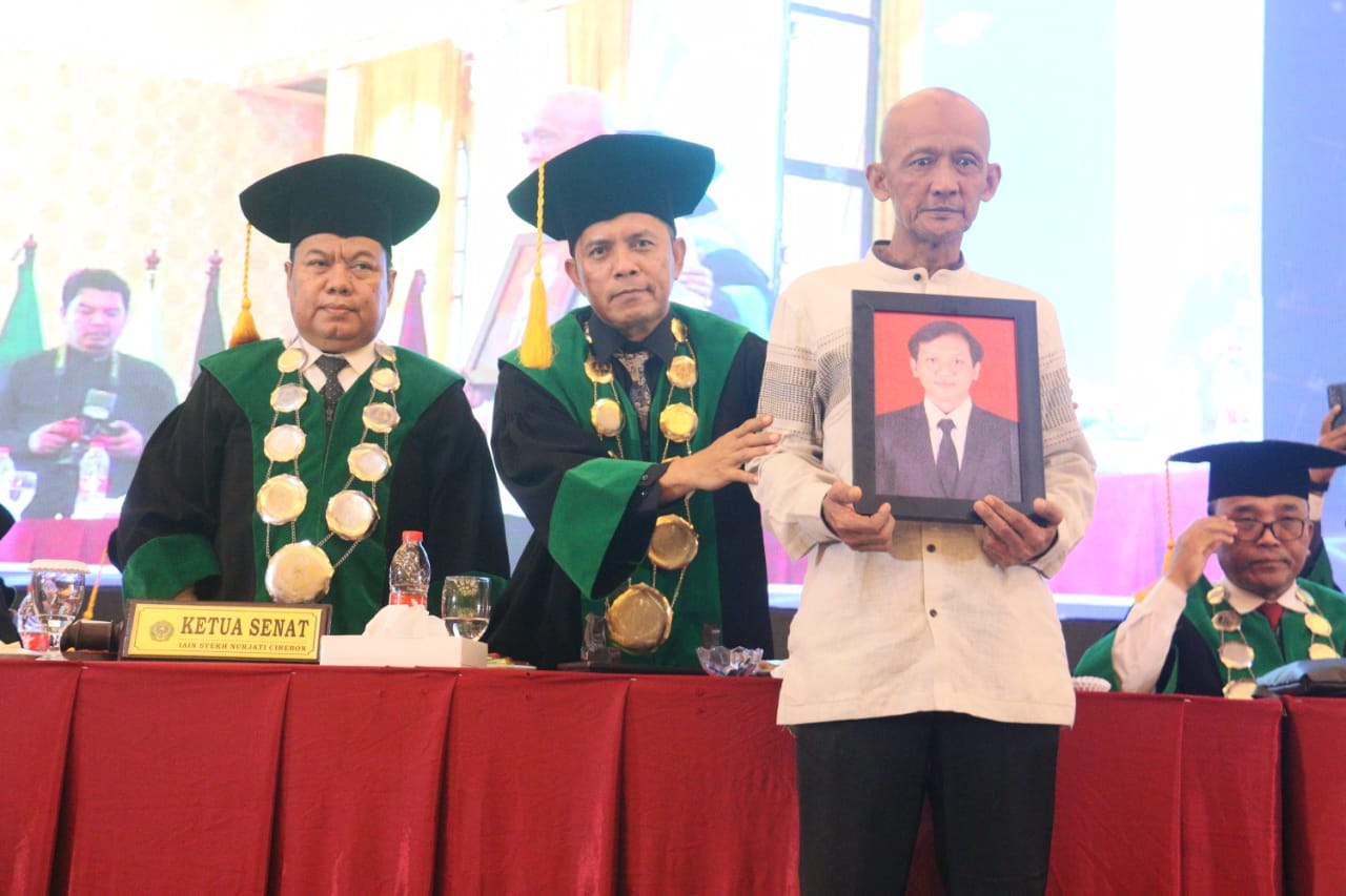 Berpulang Sebelum Wisuda, Syahrudin Wakili Anak Terima Ijazah Wisuda