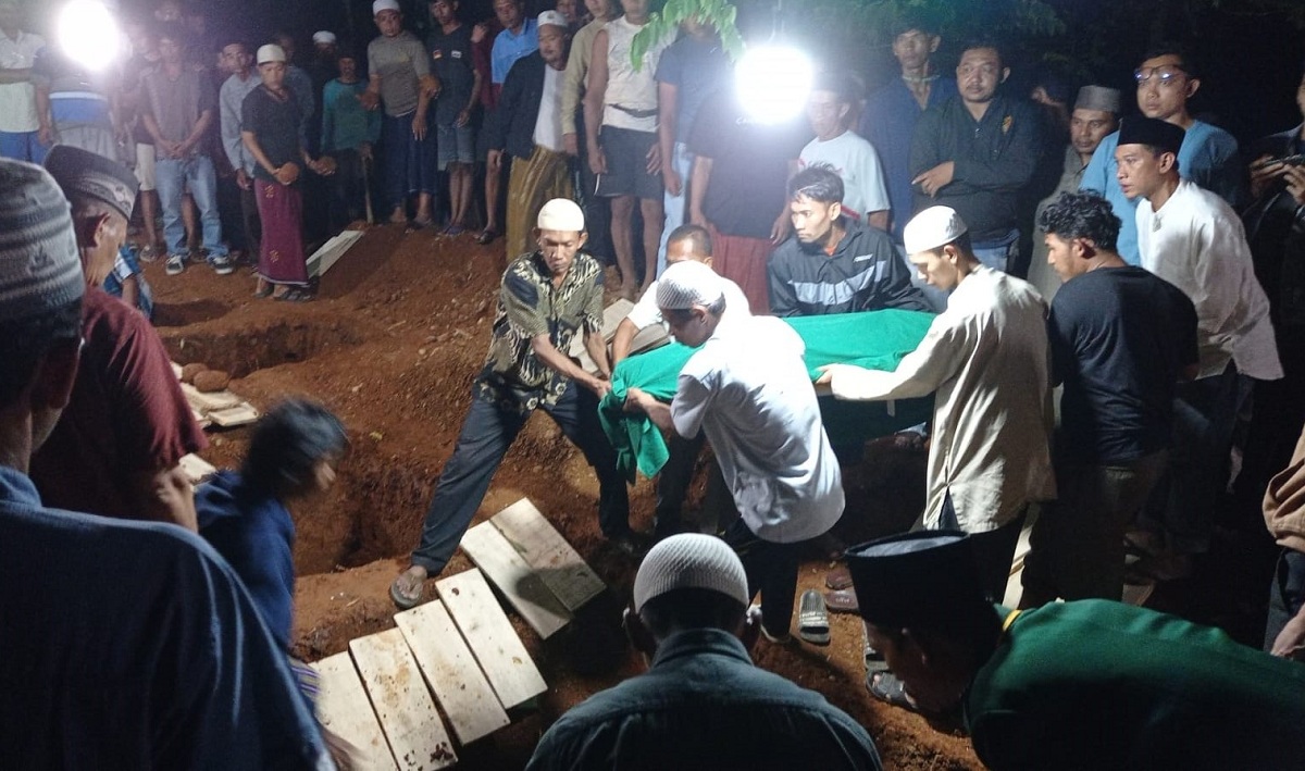 Pemakaman 5 Orang 1 Keluarga Warga Desa Sarwadadi Cirebon, Korban Kebakaran di Bekasi 
