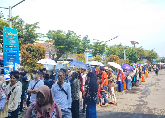 Penampakan Antrean Panjang Warga saat Penukaran Uang Baru di Grage Mall Cirebon, Mengular Sejak Selasa Pagi
