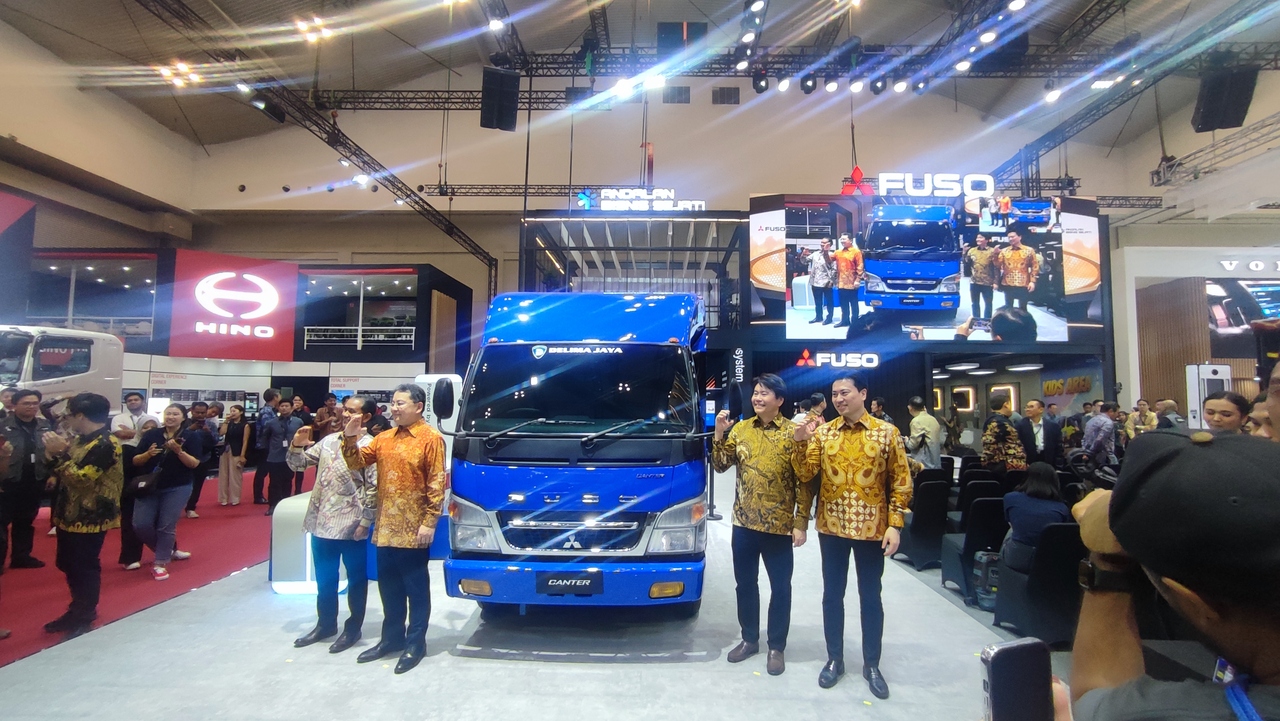 Hadir di GIIAS 2025, Mitsubishi Fuso Tampilkan Truk Mobile Charging eCanter dan Varian Tractor Head