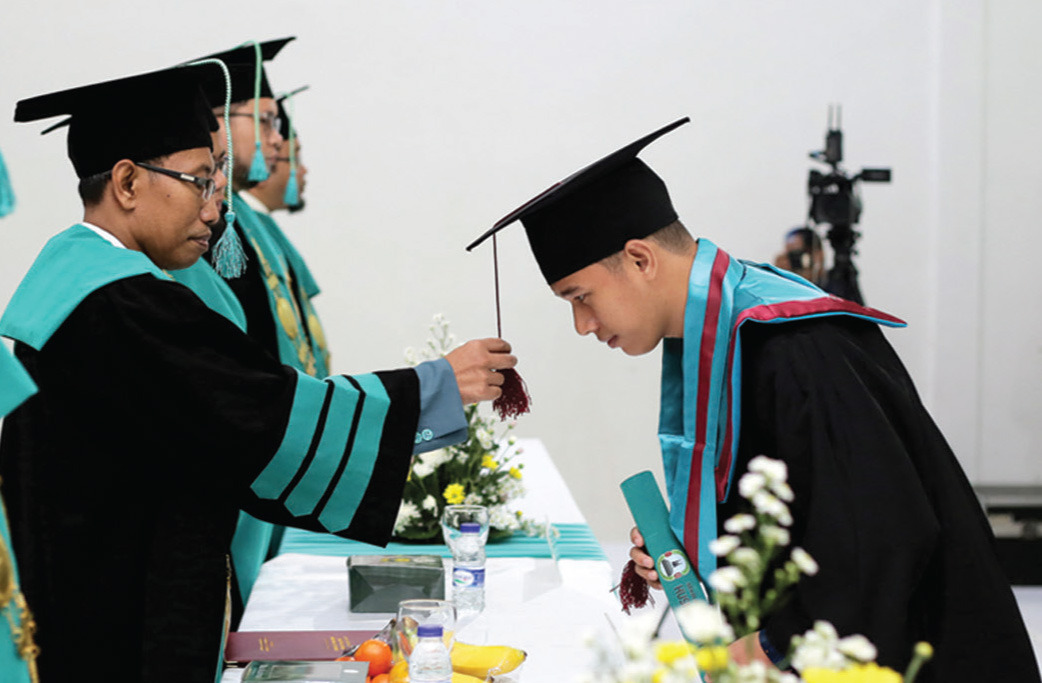 STIS Husnul Khotimah Kuningan Gelar Wisuda Perdana