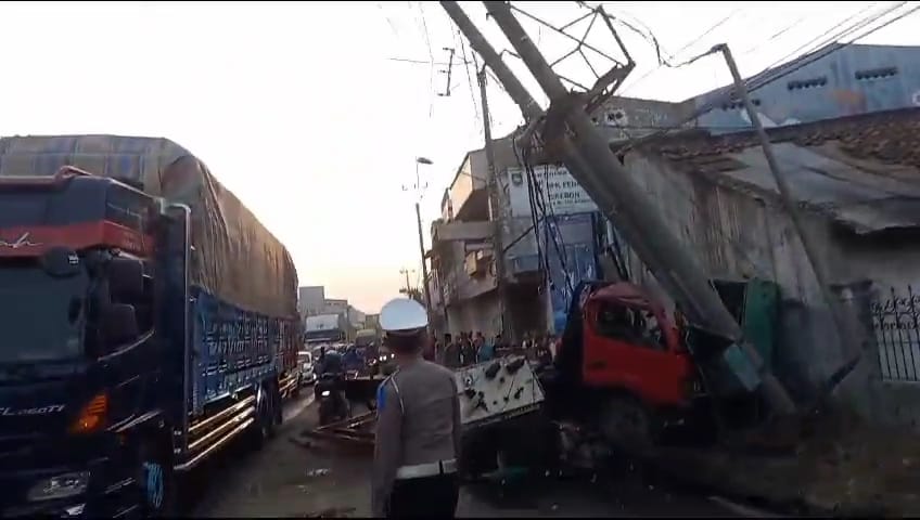 Kecelakaan di Klangenan Cirebon, Truk Towing Tabrak sepeda Motor dan Gardu PLN, Lalu Lintas Sempat Tersendat