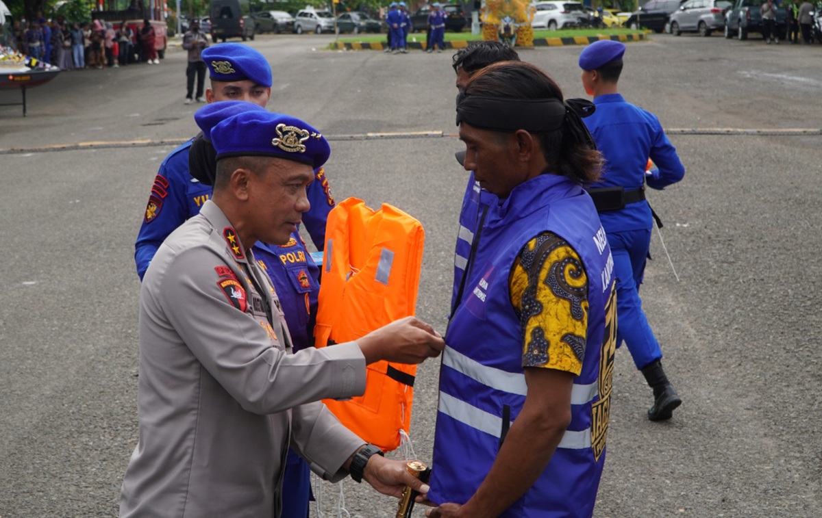 Kapolda Jabar Resmikan Komunitas Nelayan Kamtibmas di Cirebon