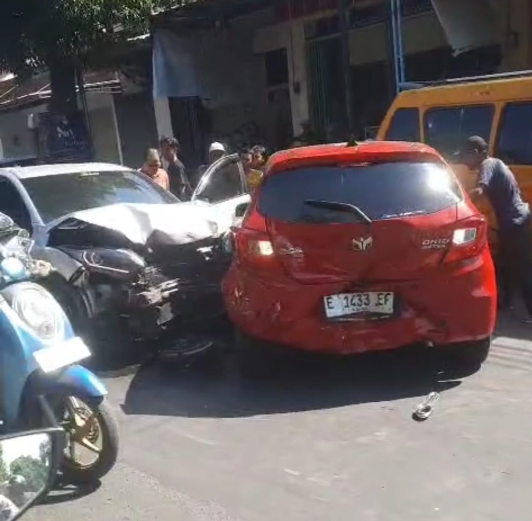 Kecelakaan di Megu Cilik, Tabrakan Beruntun Empat Kendaraan, Dua Pemotor Terluka
