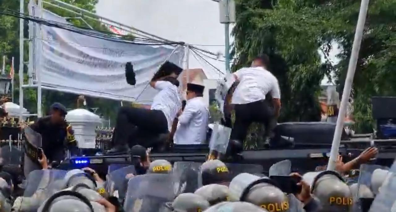 Terkini! Demo Tuntut Bupati Pati 13 Agustus 2025 Ricuh, Gas Air Mata Mulai Ditembakkan, Massa Berlarian