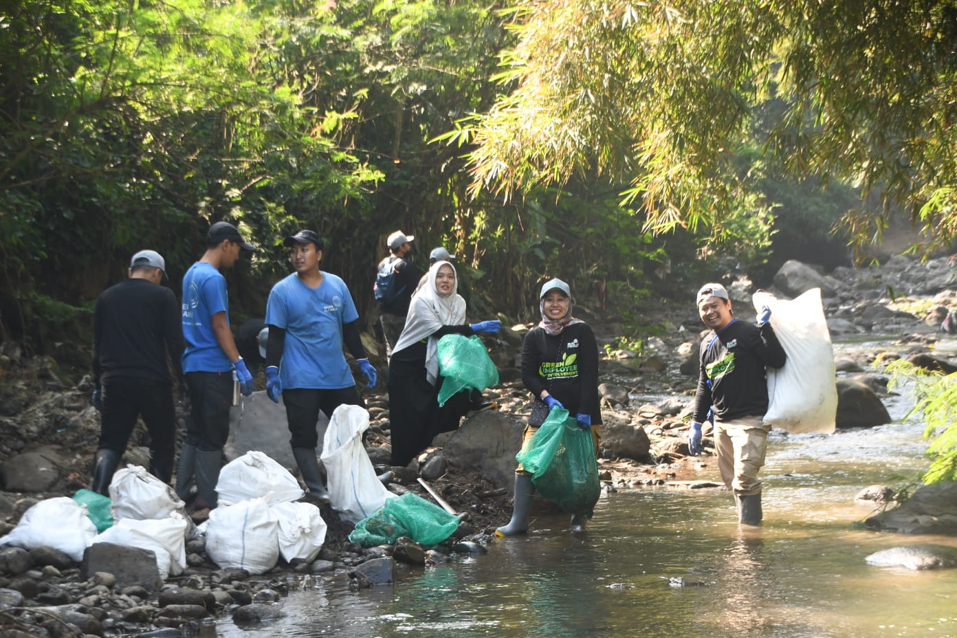 Peringati Hari Lingkungan Hidup, Pegawai PLN UIP JBT Turun Langsung Bersihkan Sungai Cikapundung