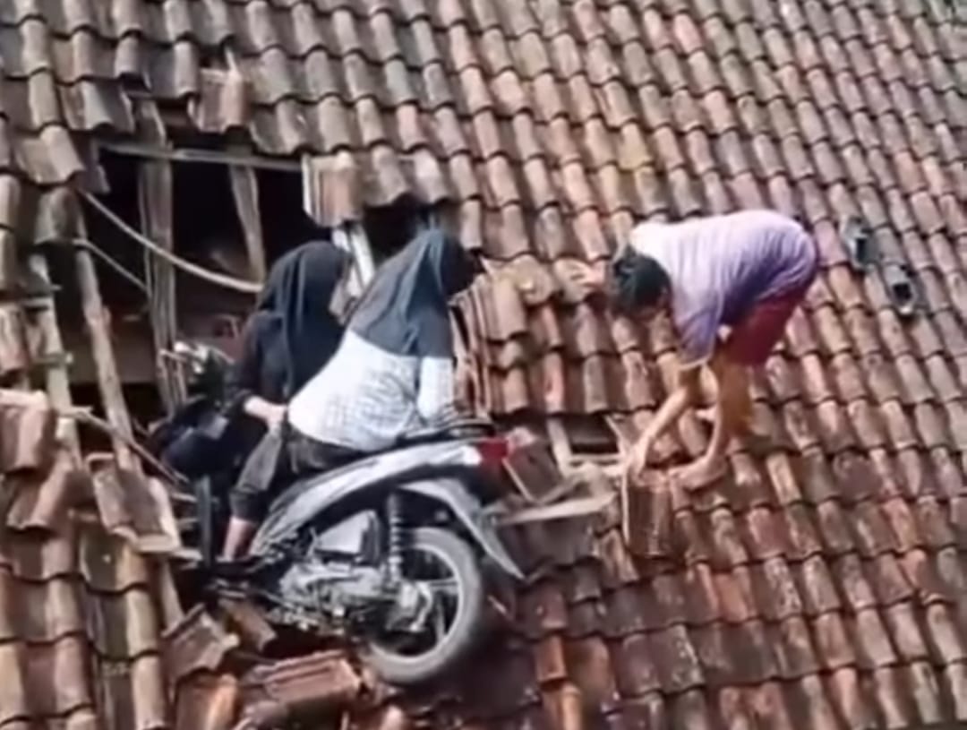 Viral! Dikendarai Dua Bocah, Motor Metik Tersangkut di Atap Rumah