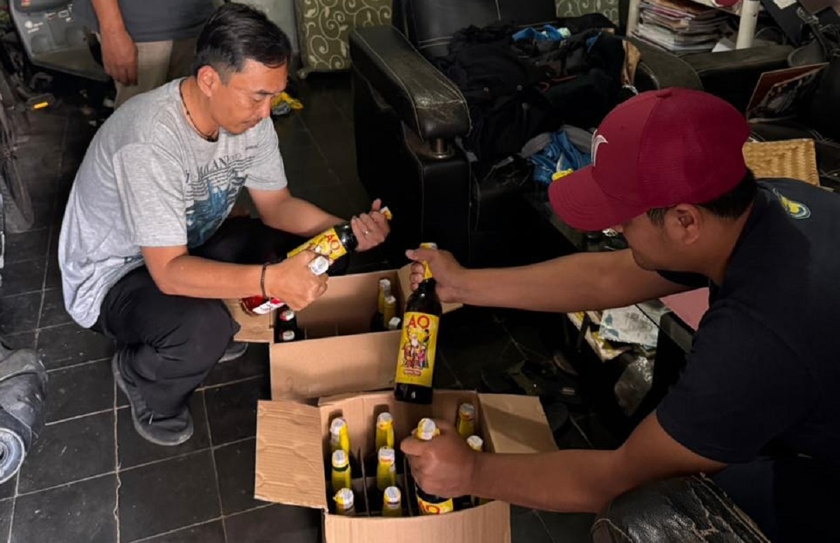 Ratusan Botol Miras Disita Polisi Cirebon, Ada Ciu dan Arak Bali