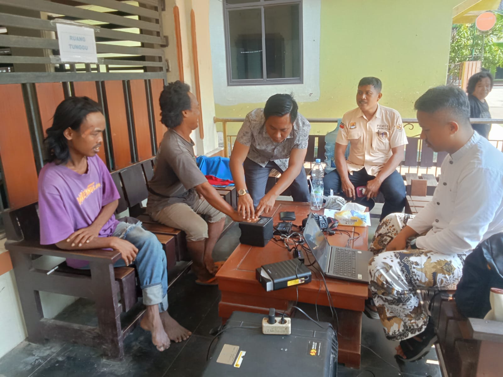 Tak Perlu Datang ke Balai Desa, Lansia dan ODGJ di Cirebon Dapat Layanan e-KTP Gratis