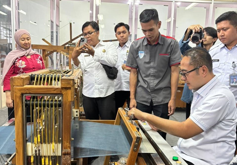 Aktivitas Warga Binaan Lapas Kelas I Cirebon Bertransformasi Jadi Sentra Produksi Tektil Modern 