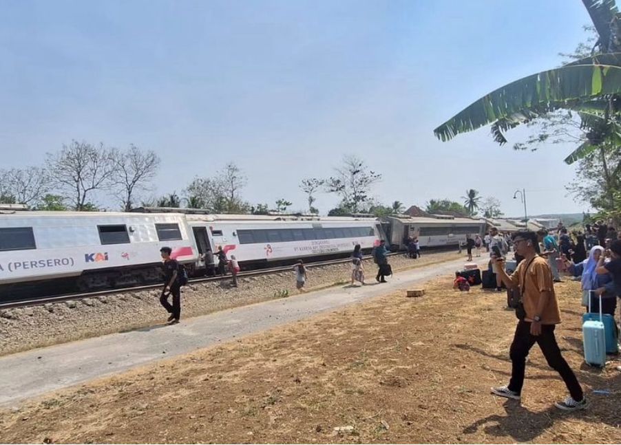 BREAKING NEWS: KA Argo Semeru Anjlok dan Terguling, Jadwal Kereta Api Terganggu